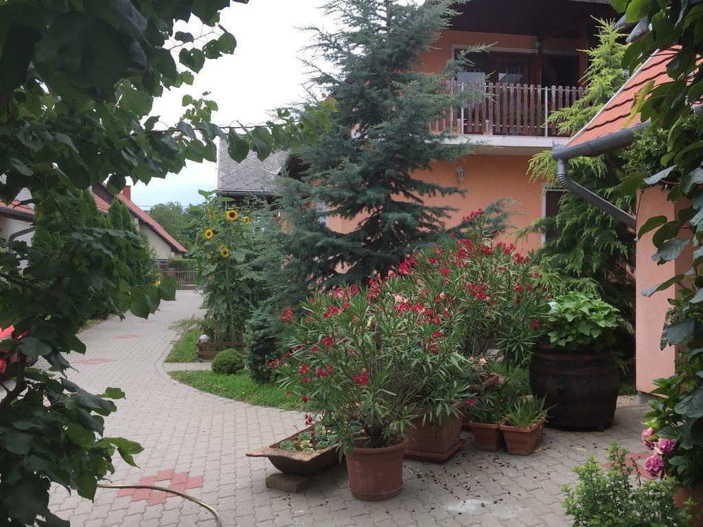 Valentin Vendeghaz Hotel บาลาตอนแลลเล ภายนอก รูปภาพ